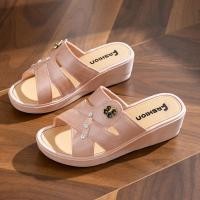 ราคา รองเท้าแตะประดับดอกไม้สำหรับผู้หญิง รองเท้ากลางแจ้งแบบเปิดหน้าเท้า รองเท้าฤดูร้อนแบบสวมสบาย รองเท้าแตะส้นตึก รองเท้าส้นลิ่ม รองเท้าคุณแม่ (22421997237)