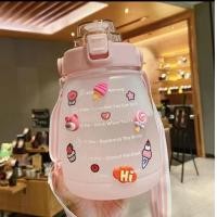 ราคา ขวดน้ำทรงอ้วน 1400 ml เก๋ๆ น่ารัก ขวดน้ำพกพา มีสายสะพาย หลอดซิลิโคน แถมฟรี สติ๊กเกอร์ น่ารักๆ นักเรียน พร้อมส่ง (17062802470)