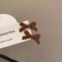 ราคา 4ชิ้นโบว์กำมะหยี่หวานกิ๊ฟหนีบผมผู้หญิงตัวเล็กๆขนาดเล็กของเด็กผู้หญิงโบว์กำมะหยี่สีแดงกิ๊บติดผมปิ่นประดับผม (21213002381)