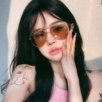 ราคา 2024แว่นกันแดดกรอบใหญ่สีชาแนวเกาหลีแว่นกันแดดสตรีทสไตล์ INS บังแดดแฟชั่นทรงเว้าเล็กทำให้ใบหน้าดูอินเทรนด์สำหรับผู้หญิง (21096277171)