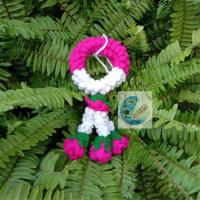 ราคา พวงมาลัยไหมพรมแทนใจขาวม่วงพวงดอกกุหลาบสีม่วง ขนาด หว้าง 10 ซม ยาว 20 ซม สูง 3 5 ซม (20890993663)