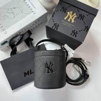 ราคา Mlb ถัง 2 สี น่ารัก รุ่น limited มาพร้อมสายยาวและสายสั้น ไปพร้อมกล่อง อปก กล่อง สายส้้น และสายยาว สีดำได้ถุงกระดาษ สีชมพูไม่มีถุงกระดาษค่ะ ขนาด ฐ4 5 สูง 5 นิ้ว mlb (22599177049)