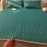 ราคา ที่นอนไอซ์ซิลค์สำหรับหอพักนักเรียน ผ้าปูยางพารา เสื่อแผ่นหุ้มกันรอยที่นอนยางพาราผ้าไหมน้ำแข็งเตียง ผ้าปูที่นอนยางพาราเย็น ชุดเครื่องนอนสี่ชิ้น 3 4 5 6 ฟุตที่นอนพร้อมปลอกหมอน ที่นอนยางพาราพับได้ (22748