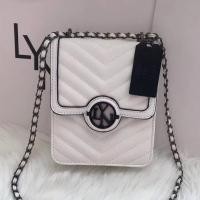 ราคา สินค้าพร้อมส่ง ลินทรงกล่อง กระเป๋าสะพายข้าง LYN กล่องนม สายโซ่ ทรงโฟน มีป้ายราคา ถุงผ้า รุ่นยอดนิยม สามารถสั่งซื้อ พร้อมถุงกระดาษได้ (18738183746)