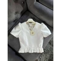 ราคา Sira Siri ชุดไทยเสื้อผ้าไหมคอวีสีขาวมุก ดีเทลแขนสั้น แต่งชายระบาย มาพร้อมกับผ้าถุงทอลายสวย (22865613460)