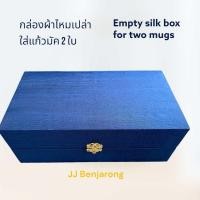 ราคา แก้วมัคหูช้างพร้อมจานรองและฝาปิด ลายเบญจรงค์ Traditional Mug 300 ml with elephant shaped handle lid and saucer handpainted by JJ Benjarong ลายเบญจรงค์ (22972573473)