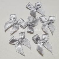 ราคา โบว์ โบว์เล็ก 50 100 ชิ้น โบว์ติดถุงขนม โบว์ผ้า โบว์คละสี คละสีตามที่มี ณ ปัจจุบัน ซึ่ง สีอาจจะไม่ตรงตามรูป โบว์ผ้าซาติน (21544833780)