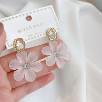 ราคา ยอดเยี่ยม ต่างหูระย้าดอกไม้โปร่งแสงสีขาวสำหรับผู้หญิงกลีบดอกไม้ประดับพลอยเทียมทรงกลมตรงกลางสไตล์เกาหลีแบบใหม่ของตกแต่งหูวันหยุดชายหาด (22223918838)