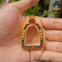 ราคา จัดส่งเร็ว กรอบพระชุบทอง ลายสุโขทัย ทรงซุ้มกอใหญ่ลงยาคละสี มีห่วงและยางรองแถมให้พร้อมใส่ (22828127260)