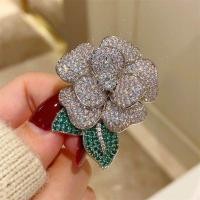 ราคา เข็มกลัดดอกไม้ประดับเพชร CZ แต่งใบพลอยสีเขียวเข้ม ดีไซน์กลีบซ้อนน่านัก ติดสูท ติดปกเสื้อ (22607671698)