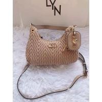 ราคา โปรฯลดแหลก LYN ขนาด9นิ้ว คอลเล้คชั่นใหม่ล่าสุด ดีไซน์หนังกระเป๋าไฮโซ ผู้ดี มีใบลูกให้ด้วย งานแท้จากโรงงานผลิตแบรนด์หิ้วขึ้นเครื่องได้ทั่วโลกจ้า (19974300702)