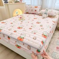 ราคา JJT จัดส่งฟรี ผ้าคลุมเตียงผ้าคลุมฟูกรวมทุกอย่างผ้าปูเตียงผ้าฝ้ายถั่วเหลืองกันลื่นผ้าคลุมเตียงขัดหนาฝาครอบป้องกันผ้าคลุมเตียงนอนขนแกะปะการังผ้าปูเตียงกันลื่นผ้าคลุมเตียงลายการ์ตูนสวยงามสีทึบเตียงนอน (2