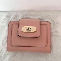 ราคา กระเป๋าสตางค์ใบสั้น กระดุมปิดใหญ่ LYN มี 5 สี มีป้ายราคา ถุงผ้า และ กล่อง ชุดของขวัญ จะได้รับ ถุงกระดาษ และ ผูกริบบิ้น (21607812871)