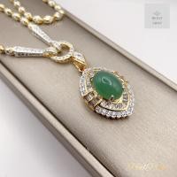 ราคา เฉพาะจี้ จี้เขียวหยกสังเคราะห์ล้อมเพชรทรงรีไข่ประดับเพชรบาเกตและเพชรกลม ขนาดประมาณเหรียญสิบ (22758015536)