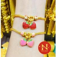 ราคา สร้อยข้อมือ สี่เสาห้อยสตอเบอรี่ลงยา น้ำหนัก 2 สลึง งานสวยเสมือนจริง ทองหุ้ม ทองชุบ นพคุณห้างทอง (19482462370)