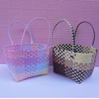 ราคา ตระกร้าสาน เส้นพลาสติกสาน กระเป๋าสาน กระเป๋าสานพลาสติก รุ่นกระเป่าไปตลาลายพาสเทล กว้าง19ยาว25สูง22 CMขอบปากตะกร้า (16764122178)