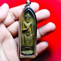 ราคา จี้พระ พระร่วงหลังรางปืน พระเครื่องที่มีลักษณะประติมากรรมที่งดงาม สมัยสุโขทัย พระร่วงรางปืน กรุสโขทัย พระร่วงหลังรางปืน พร้อมเลี่ยมใส่กรอบสแตนเลส (21439306688)