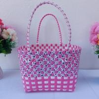 ราคา กระเป๋าสะพายทรงสี่เหลี่ยม ตระกร้าสาน สานเส้นพลาสติก กระเป๋าถือ โทนชมพู กว้าง18ยาว25สูง20 CM ไม่รวมสายวัดจากขอบปากตะกร้า (20632743842)