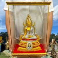 ราคา ชุดพระพุทธชินราช พระคู่บ้านคู่เมือง สีทองกากเพชรสีเงิน หน้าตัก 5 นิ้ว เนื้อเรซิ่น พร้อมตู้กระจกสามารถนำไปเป็นของขวัญในวาระโอกาสสำคัญได้ (16621530866)