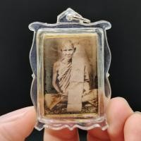 ราคา หลวงพ่อเดิม วัดหนองโพ รูปถ่ายเลี่ยมกรอบกันน้ำ ด้านหลังบรรจุเหรียญรุ่นแรกเนื้อทองแดง และผงยันต์ตรีนิสิงเหที่หลวงพ่อปลุกเสกไว้ (13088813106)