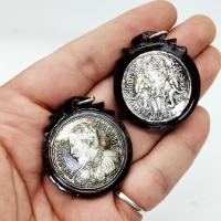 ราคา จี้ห้อยคอ จุฬาลงกรณ์ ด้านหลังช้างสามเศียร เลี่ยมกรอบพลาสติกกันน้ำอย่างดีบูชาเสริมสิริมงคลเป็นเงินขวัญถุงเรียกโชค (13086487764)