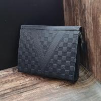 ราคา กระเป๋าสะพายไหล่ใบใหญ่ V กระเป๋าสะพายข้างแฟชั่นกระเป๋าทรงสี่เหลี่ยมใบเล็กสีดำหนังนิ่มกระเป๋าผู้ชายความจุใหญ่แฟชั่นสไตล์ยุโรปและอเมริกากระเป๋าคลัทช์ผู้ชาย (21879634821)