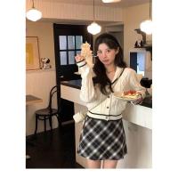 ราคา เสื้อคาร์ดิแกนแบบถักนุ่มสีตัดกันแบบใหม่ฤดูใบไม้ร่วงและฤดูหนาวปี23เสื้อโค้ทขนแกะแบบสั้นสไตล์ชาแนลไหมพรมแมตช์ตัวนอกลายทางสำหรับผู้หญิง (21922919412)