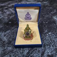 ราคา เข็มกลัด เข็มที่ระลึก ฉลองสิริราชสมบัติครบ 60ปี 2549 จัดทำโดยสำนักงาปลัดสำนักนายกรัฐมนตรี พร้อมกล่องและใบเซอร์ (19399620551)