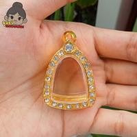 ราคา จัดส่งภายใน1วัน กรอบพระ กรอบพระชุบทองล้อมเพชร ลายใหม่ ใส่รูปหล่อหลวงพ่อเงิน กว้าง2 1 สูง2 7ซม ขนาดจอกระจก มีห่วงและยางรองแถมให้พร้อมใส่ (22427651448)