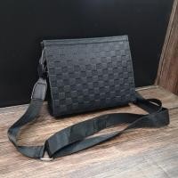 ราคา กระเป๋าสะพายไหล่ใบใหญ่ V กระเป๋าสะพายข้างแฟชั่นกระเป๋าทรงสี่เหลี่ยมใบเล็กสีดำหนังนิ่มกระเป๋าผู้ชายความจุใหญ่แฟชั่นสไตล์ยุโรปและอเมริกากระเป๋าคลัทช์ผู้ชาย (21879634822)