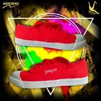 ราคา รองเท้าตะกร้อ รองเท้านันยางแท้เพ้นท์ลายสีแดงล้วน ซักได้สีไม่หลุด รับประกันคุณภาพ ไม่ตรงปกยินดีคืนเงินMade in Thailand (20406926612)