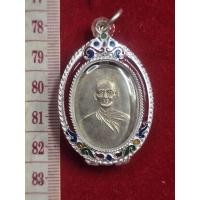 ราคา เหรียญหลวงพ่อพุ่มวัดบางโคล่เนื้ออัลปาก้าพร้อมกรอบเงิน (22233395275)