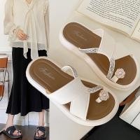 ราคา พร้อมส่งจากไทย TX 8842 รองเท้าแตะสวมนิ้วโป้งแต่งอะไหล่เพชรเงินดอก Camellia พื้นหนาทนทานคุณหนูมาก (22557892959)