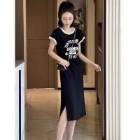 ราคา W0207 เดรสยาว เดรสผ่าข้าง แขนสั้นคอกลม ทรงสลิม สกรีนลายอักษร ผ้าเรย่อน ผ้ายืดๆตามตัวใส่สบาย ผ้าทิ้งตัว สไตล์เกาหลี (22284907584)