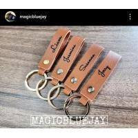 ราคา พวงกุญแจหนังสลักชื่อ เลือก สีแจ้งชื่อทางแชท (21902953354)