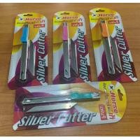 ราคา มีดคัตเตอร์ ซิลเวอร์ ตราม้า แพ๊ค 1 อัน มีสีเงินและคละสีค่ะ (23042038688)