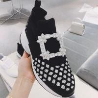 ราคา Casual กีฬารองเท้าสําหรับสตรี Paayal Naidu Muffin Heel Buckle Design ผ้ายืดด้านบนหนายาง Foaming Outsole (22517800500)