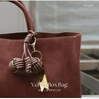 ราคา Taupe brand Velvet Box Bag กระเป๋า Niche Minimalist กระเป๋าหนังกลับมีไซน์ มาพร้อมกับถุงผ้าแคนวาสด้านใน แบบมีเชือกรูด (23094861995)