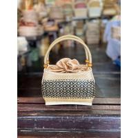 ราคา กระเป๋า งานสานยกดอกละเอียดพิเศษ otop กระเป๋าคุณหญิงคุณนาย กระเป๋าถือ กระเป๋าชุดไทย กระเป๋าไม้ไผ่ ใช้เวลาสานนานนับเดือน (22815021847)