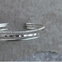 ราคา กำไล เงินกะเหรี่ยง และ ทองเหลือง เงินแท้ กำไลข้อมือบาง Karen Silver and Brass Bangle Bracelet (22571874625)
