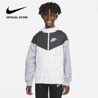 ราคา Nike Boys Widerunner Loose Hip Length Jacket White ไนกี้ เสื้อแจ็กเก็ตเด็กชาย Widerunner Loose Hip Length สีขาว (22157501101)