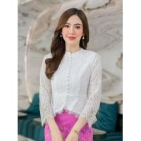 ราคา มี 2 สี ขาว ชมพู เสื้อลูกไม้ฝรั่งเศษเนื้อนิ่ม คอจีน แขนสามส่วน แต่งชายระบาย มีซับในและซิปด้านหลัง (20945506977)