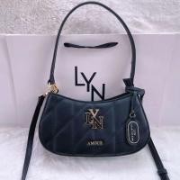 ราคา กระเป๋าถือ รุ่นตามหา lyn amour คลอใหม่ล่าสุด มี 5 สี อุปกรณ์พร้อมป้าย ถุงผ้า ต้องการรับถุงกระดาษ ให้เลือกตัวเลือกที่มีถุงกระดาษ สินค้าพร้อมส่งค่ะ (22967401493)