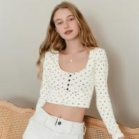 ราคา Closet Crush เสื้อครอปแขนยาว เว้าคอ ลายดอก แต่งดีเทลกระดุมหน้า (22931345612)