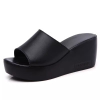 ราคา แบรนด์แท้ หนัง รองเท้าแตะลิ่มผู้หญิงกลางแจ้งรองเท้าส้นสูงแพลตฟอร์มด้านล่างหนาขนาดใหญ่รองเท้าแม่ ฤดูร้อน ลำลอง รองเท้าแตะแบบสวม (11997549828)