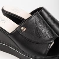 ราคา Playboy รองเท้าส้นตึกผู้หญิง รหัส ST H243C1186 ดีไซน์ส้นตึกปั๊มจมโลโก้ลายดอกไม้ มี 2 สี สีครีมและสีดำ (22872746700)