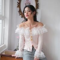 ราคา Jolene top เสื้อปาดไหล่ผ้ายืดคอตต้อน สีชมพูอ่อน แต่งระบายผ้าลูกไม้ ปลายแขนระบายลูกไม้ ด้านหน้าแต่งกระดุมหัวใจ (22840718157)