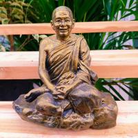 ราคา Newหลวงพ่อฤาษีลิงดำ ประทับนั่งบนโขดหิน ยิ้มรับทรัพย์ สูง 17 cm มี สีทองโบราณ ยิ้มเศรษฐี บูชาขอบารมีสวดคาถาเงินล้าน (17548736933)