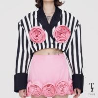 ราคา TandT WILKERSON STRIPE ROSES HAND CRAFTED PIN STRIPED SHOULDER PADD OVERSIZE CROP BLAZER เสื้อเบลเซอร์ทรงคร๊อปโอเวอร์ไซส์ไหล่ล้ำ ตกแต่งเข็มกลัดดอกกุหลาบที่หน้าอก 2 ฝั่ง ผ้าคอตต้อนลายทางขาว ดำ (2154666