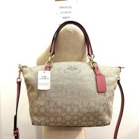 ราคา กระเป๋าถือ COACH ของแท้ มือ 1 ผ้าลาย SIGNATURE สายหนังแท้ มีสายยาว มีตำหนิด้านใน ลดราคาล้าง stock COACH 27582 KELSEY OUTLINE SIGNATURE SHOULDER BAG Peony CLEARANCE (21990664279)